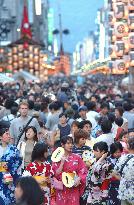 People crowd Kyoto on eve of Gion festival